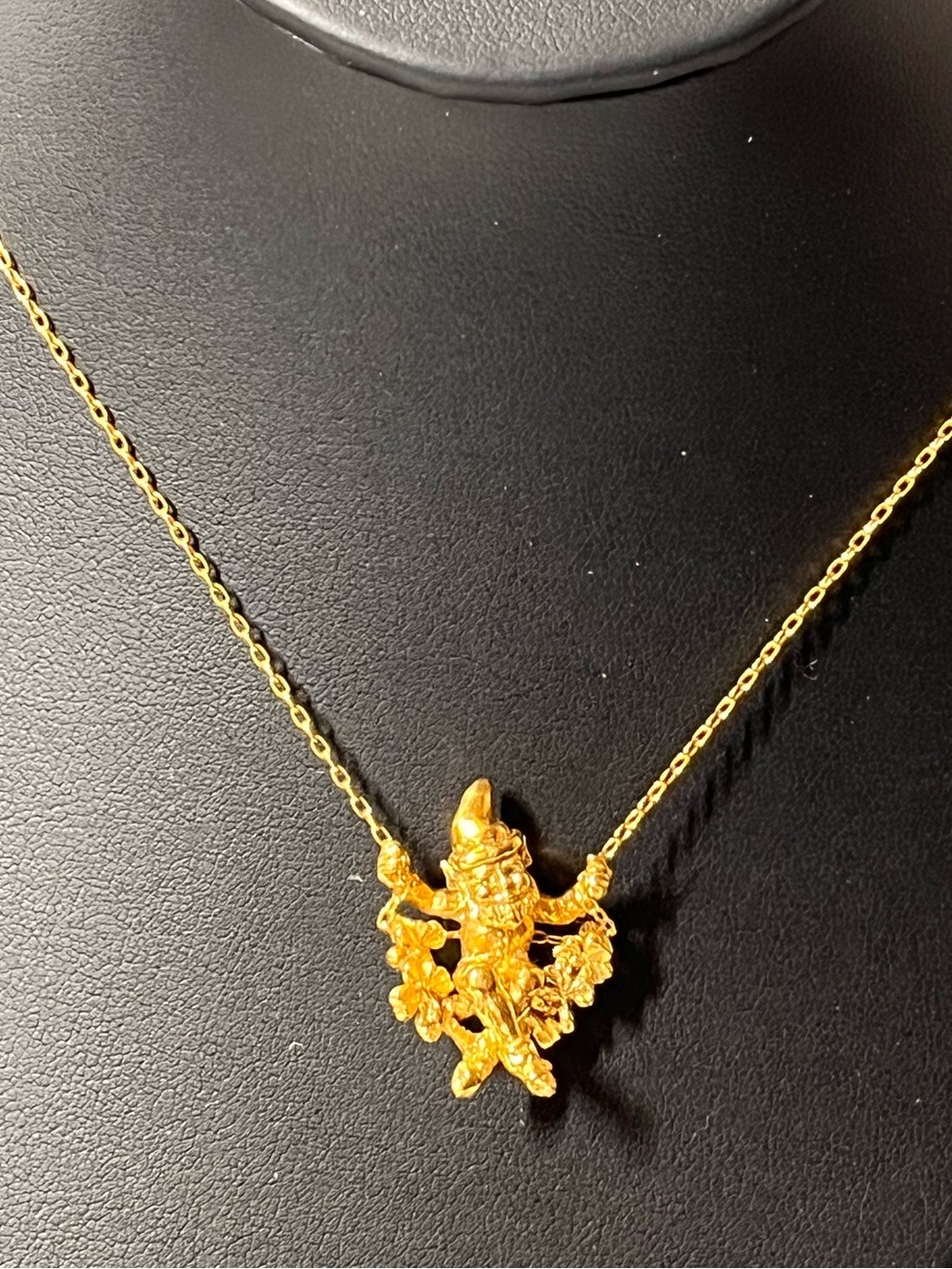 vintage 1982 Franklin Mint gold plated leprechaun on a swing pendant necklace